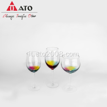 Spruzzare il set di bicchieri colorato di vino